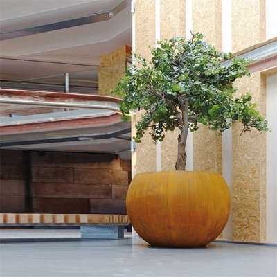 Le sfere geometriche hanno sopravvissuto il globo d'acciaio delle piantatrici dell'albero di Corten per lo Streetscape