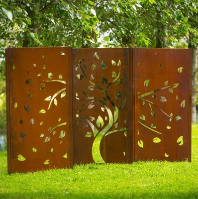 L'immagine dell'albero che sopravvive lo schermo d'acciaio del giardino riveste per la decorazione domestica
