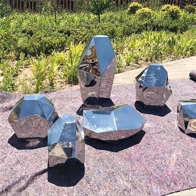 Lo specchio geometrico della scultura di acciaio inossidabile dell'estratto dei quadrati dei giardini ha lucidato