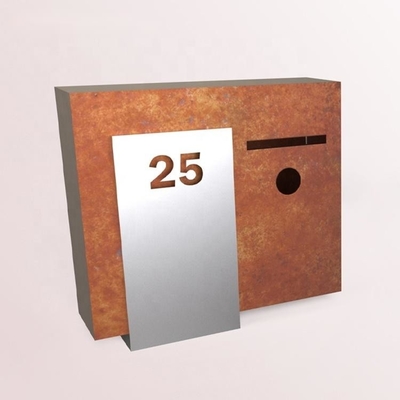 Cassetta delle lettere d'acciaio fissata al muro della cassetta della posta di Corten della serratura a chiave all'aperto
