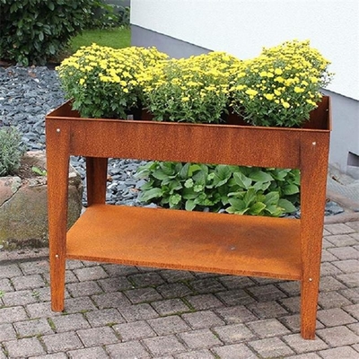 L'acciaio metallico solido di Corten del giardino ha alzato i letti e lo scaffale all'aperto