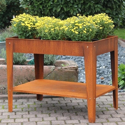 L'acciaio metallico solido di Corten del giardino ha alzato i letti e lo scaffale all'aperto