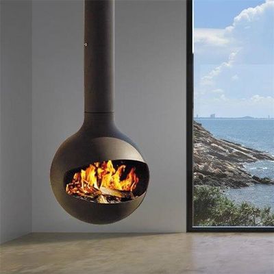 Lo speciale sospeso al soffitto bruciante del camino dei radiatori di legno della stanza della villa ha modellato