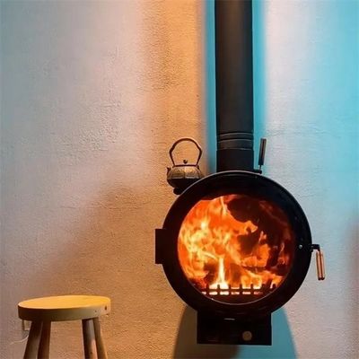legno fissato al muro dell'interno del riscaldamento centrale di 600mm che brucia camino sospeso