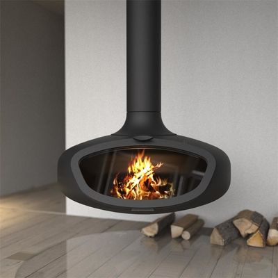 Il tetto popolare di stile ha montato la stufa d'acciaio bruciante di legno ed il camino sospeso